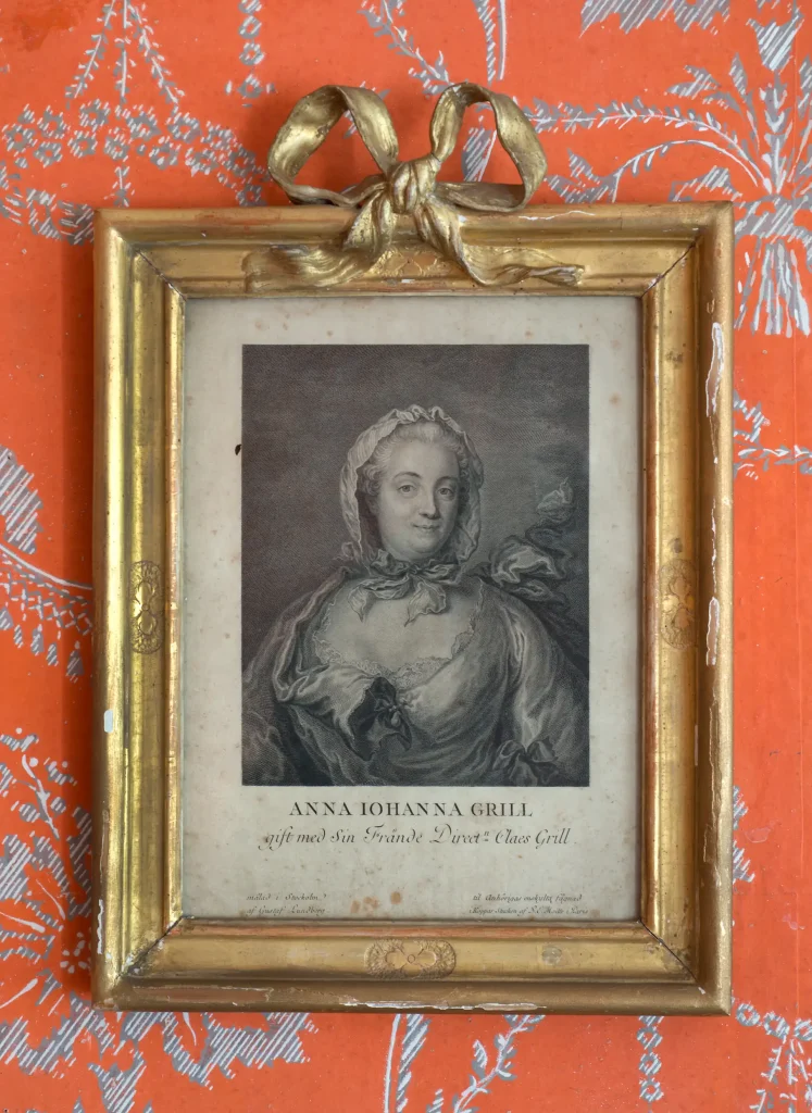Närbild av en guldram med teckning av Anna Johanna Grill.