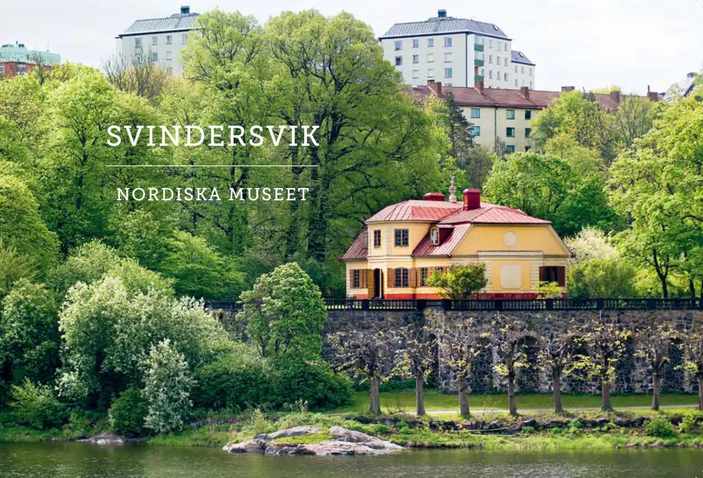 Omslagsbild till en katalog med Svindersvik Nordiska museet, en gul 1700-talsbbyggnad på håll vid vattnet omgivet av grönska, i bakgrunden skymtar moderna höghus.